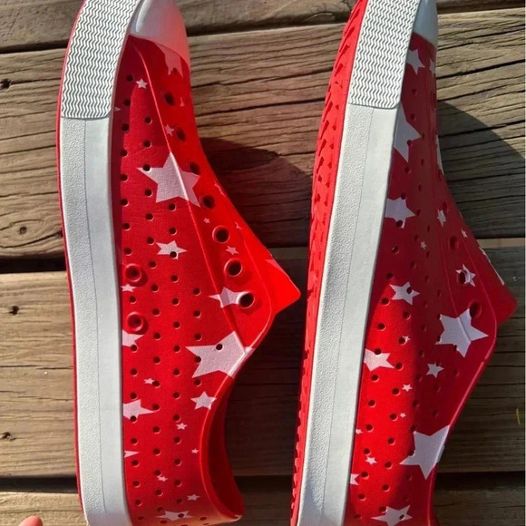 Native Unisex Jefferson slip on shoe. Size 10 Men size 12 women. Red with stars - Picture 5 of 12